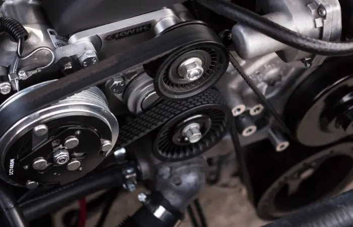 Un motor de automóvil con partes nuevas.