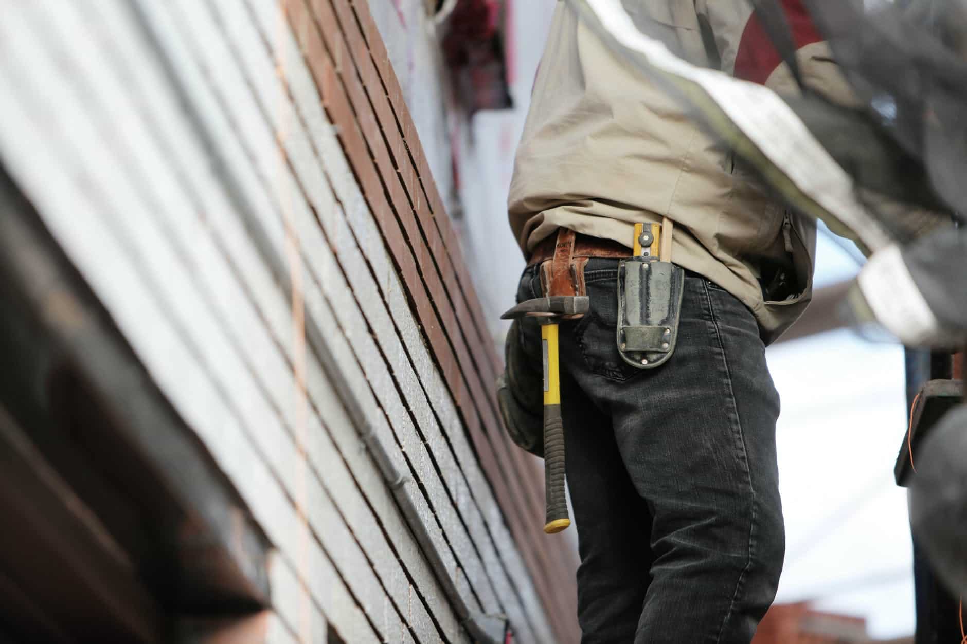 Hombre dando mantenimiento preventivo